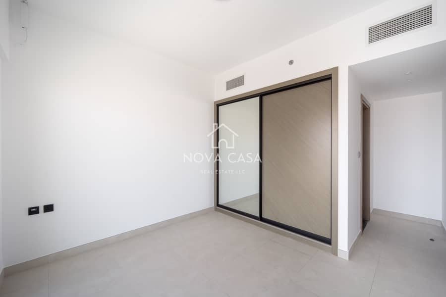 3-Bedroom Corner Unit, Full Creek View — photo 4