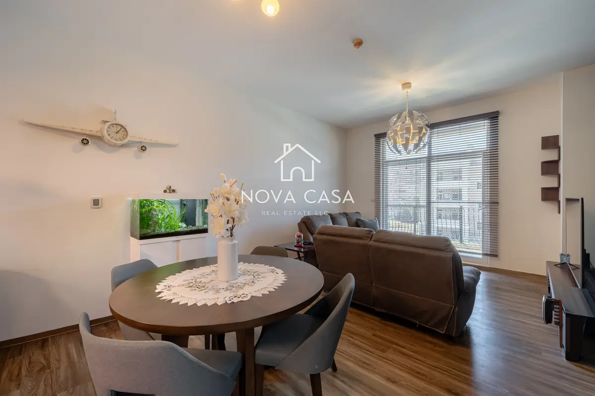 Renovated 2-Bedroom, Park Facing — photo 10